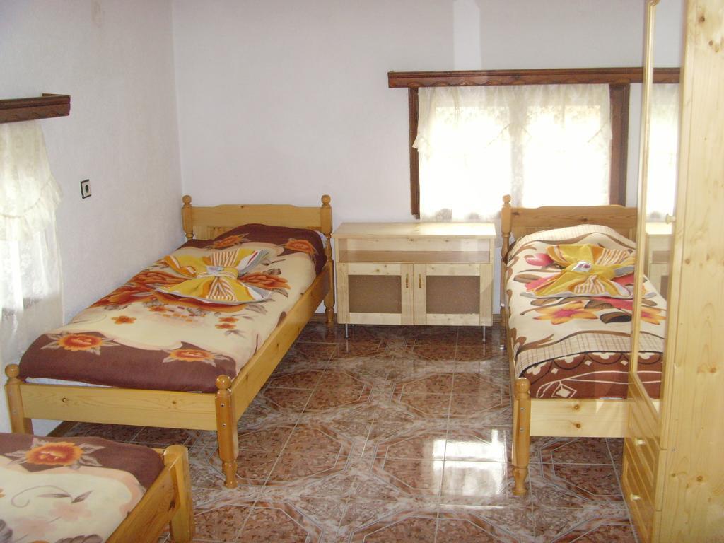 Kuma Lissa Guest House Kozhari Oda fotoğraf