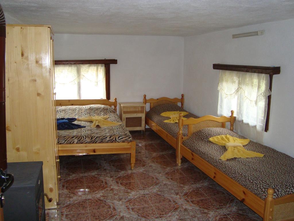 Kuma Lissa Guest House Kozhari Oda fotoğraf
